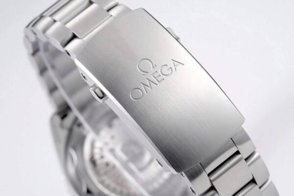 Planet Ocean 600M Omega Co-Axial Master Chronometer 43.5mm Black Dial Ref 215.30.44.21.01.001 - Image 4