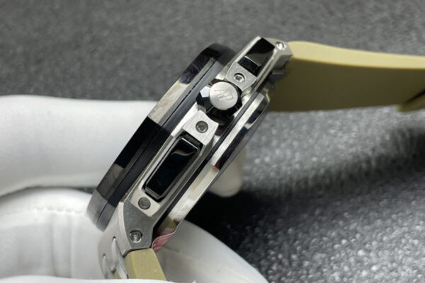 Royal Oak Offshore Novelty 43mm Smoked Light Brown Dial Ref. 26420SO.OO.A600CA.01 - Image 6